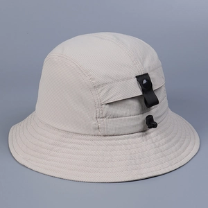 Détail d'un chapeau de soleil léger avec texture ripstop et poche latérale utile