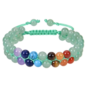 Dettaglio del bracciale a doppio strato intrecciato con cordino verde e pietre chakra