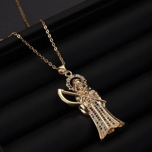 Gros plan du pendentif Santa Muerte doré avec pierres de zircone multicolores