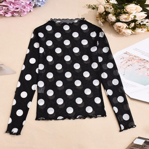 Detail von schwarzem Polka-Dot-Mesh-Oberteil mit transparentem Stoff und Stehkragen-Textur