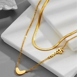 Collier double épaisseur en titane doré avec pendentif mama et chaîne serpent plate