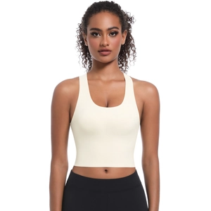 Détail de la brassière de sport beige pour yoga avec larges bretelles et tissu extensible