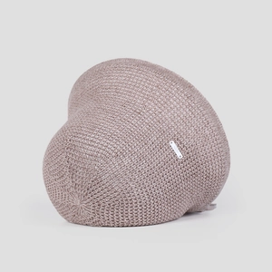 Détail d'un chapeau bob en maille ajourée avec étiquette latérale et texture tissée fine