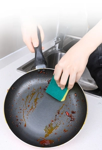 Thickened double-sided kitchen sponge cleaning grease from a frying pan effortlessly