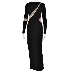 Détail de la robe moulante noire avec empiècements élégants en mesh transparent beige