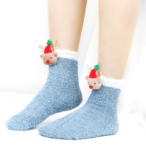 Detailansicht blauer Plüschsocken mit süßer 3D-Rentierpuppe und roter Weihnachtsmütze