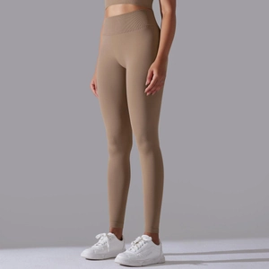 Detailansicht der khakifarbenen High-Waist-Yogahose mit breitem Rippstrickbund