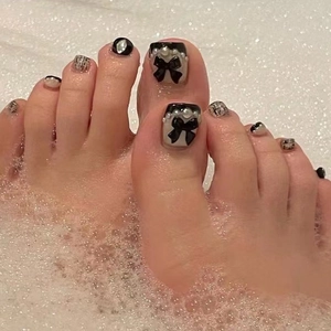 Faux ongles d'orteils noirs français avec nœuds 3D, perles et damiers
