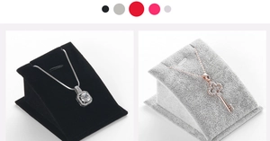 Comparaison détaillée de colliers en argent et or rose sur supports en velours chic