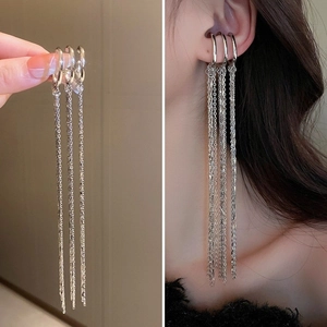 Boucles d'oreilles à clips argentées avec longues pampilles et triples anneaux