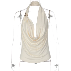Détail du haut dos nu en satin blanc cassé avec boucle en métal doré sur l'épaule