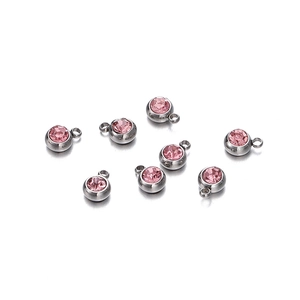 Vue détaillée de huit pendentifs en acier inoxydable doré avec zircons roses de 6 mm