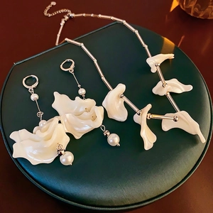 Set di gioielli stile francese con fiori in madreperla, collana con nappe e orecchini argento