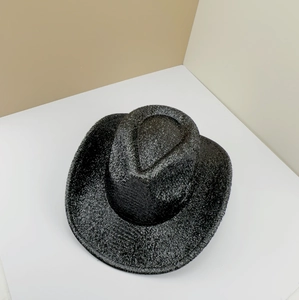 Vue de dessus d'un chapeau de cowboy noir brillant montrant la texture du fil tissé