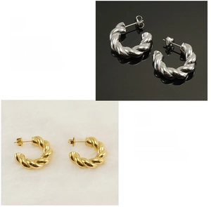 Polierte gedrehte Creolen in Gold- und Silber-Finish mit glatter Metalloberfläche