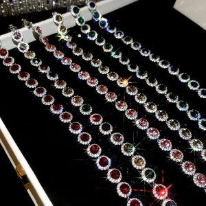 Gros plan détaillé de bracelets tennis en zircon étincelants de couleurs variées