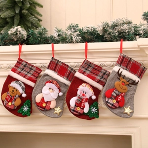 Lot de 4 chaussettes de Noël avec Père Noël, bonhomme de neige et renne sur la cheminée