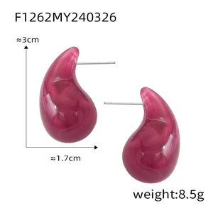 Vue détaillée de boucles d'oreilles goutte en résine rose avec mesures de 3 cm et 1,7 cm
