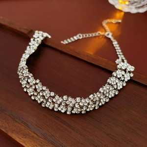 Gros plan d'un collier ras du cou en strass étincelants avec motif ondulé argenté