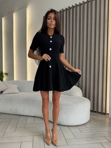 Robe polo noire en maille à manches courtes avec ourlet plissé et boutons argentés
