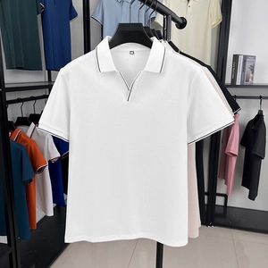 Detailansicht eines weißen Poloshirts mit schwarzen Kontraststreifen an Kragen und Ärmeln