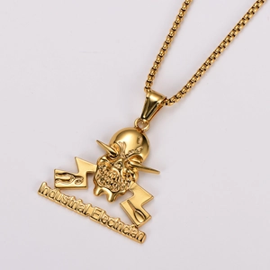 Makro-Detail des goldenen Totenkopf-Anhängers mit Industrial Electrician Gravur auf Boxkette