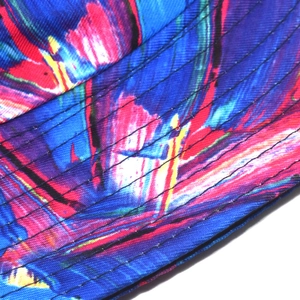Gros plan sur le tissu tie-dye coloré avec détails de couture sur le bord du bob