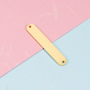 Macro-opname van gouden rechthoekige roestvrijstalen connector met dubbele gaten voor DIY sieraden