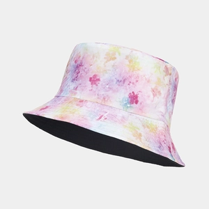 Détail d'un chapeau bob fleuri avec motifs tie-dye colorés et doublure intérieure noire