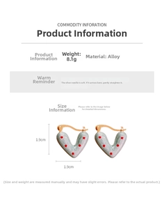 Vue détaillée des boucles d'oreilles cœur vert menthe à pois rouges de 1,9 cm