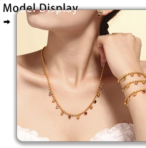 Détail d'un ensemble de bijoux en titane doré avec des perles de pierres colorées