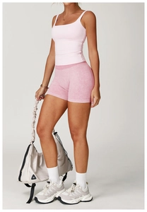 Détail du short de yoga sans couture délavé à l'acide et du soutien-gorge de sport rose