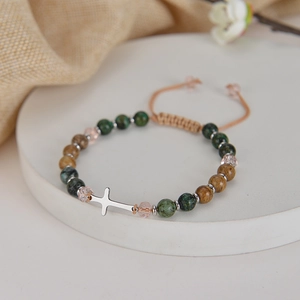 Details des Boho-Armbands mit silbernem Kreuzanhänger und Türkisperlen-Design