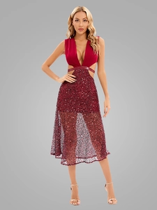 Détail de la robe bordeaux à col en V avec jupe en tulle pailleté et découpe à la taille