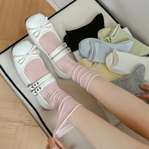 White Mary Jane leather shoes with bow detail paired with pink ribbed cotton socks