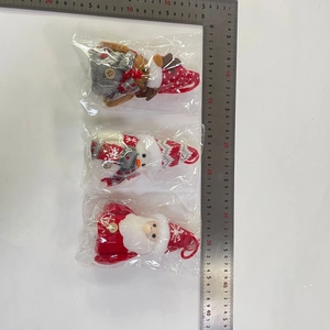 Détail de décorations de Noël en peluche tricotée avec Père Noël, bonhomme de neige et élan