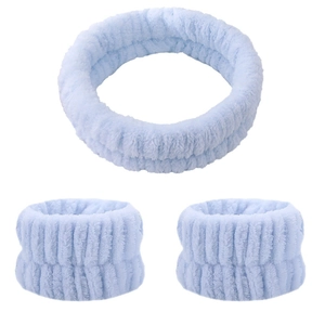 Conjunto de diadema y muñequeras de franela azul claro para lavado facial sin mojarse