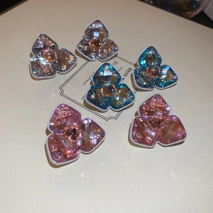 Detailansicht der diamantbesetzten rhombenförmigen Blumenohrringe in Rosa und Blau
