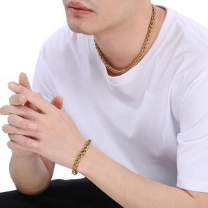 Dettaglio del set collana e bracciale da uomo in acciaio inossidabile dorato a catena