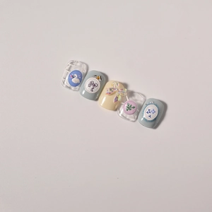 Cinq faux ongles faits main avec papillons 3D et broderies de cygne et de fleurs