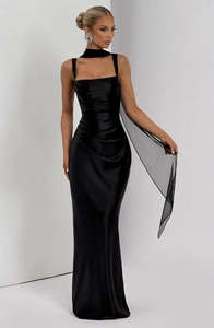 Detail eines schwarzen Satin-Abendkleids mit Mesh-Schal und elegantem Meerjungfrau-Schnitt