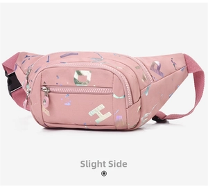 Détail du sac banane en nylon rose avec lettrage holographique et sangle à boucle réglable