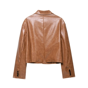 Modische braune Kurzjacke aus PU-Leder mit Revers und dekorativen Knöpfen am Ärmel