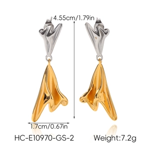 Detailed view of bicolor irregular earrings with dimensions 4.55cm length and 1.7cm width
