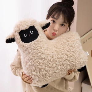 Coussin peluche mouton beige doux avec texture bouclée tenu par un modèle dans un décor cosy