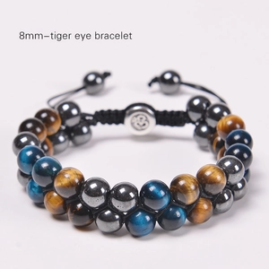 Vista macro de cuentas de ojo de tigre de 8 mm y hematita en pulsera ajustable