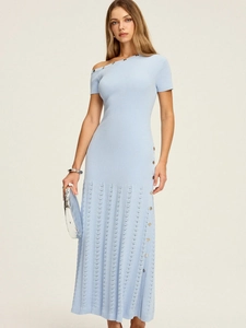 Robe longue en tricot bleu clair avec encolure asymétrique et fente boutonnée chic