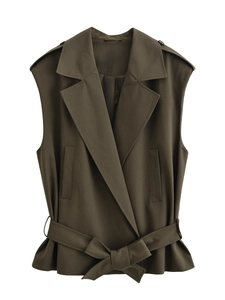 Vue détaillée du gilet sans manches vert armée avec col à revers et ceinture assortie