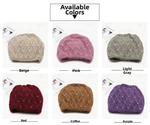 Dettaglio di berretti in maglia con perle disponibili in sei eleganti colori invernali