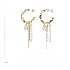 Vue détaillée des boucles d'oreilles rétro en bambou avec perles et pompons strass